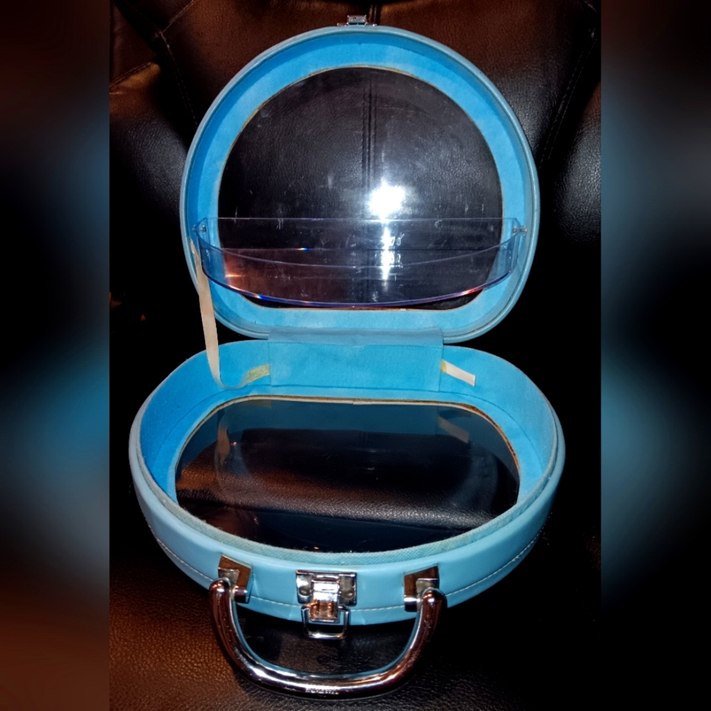 This is 1960'a Unique Make up case